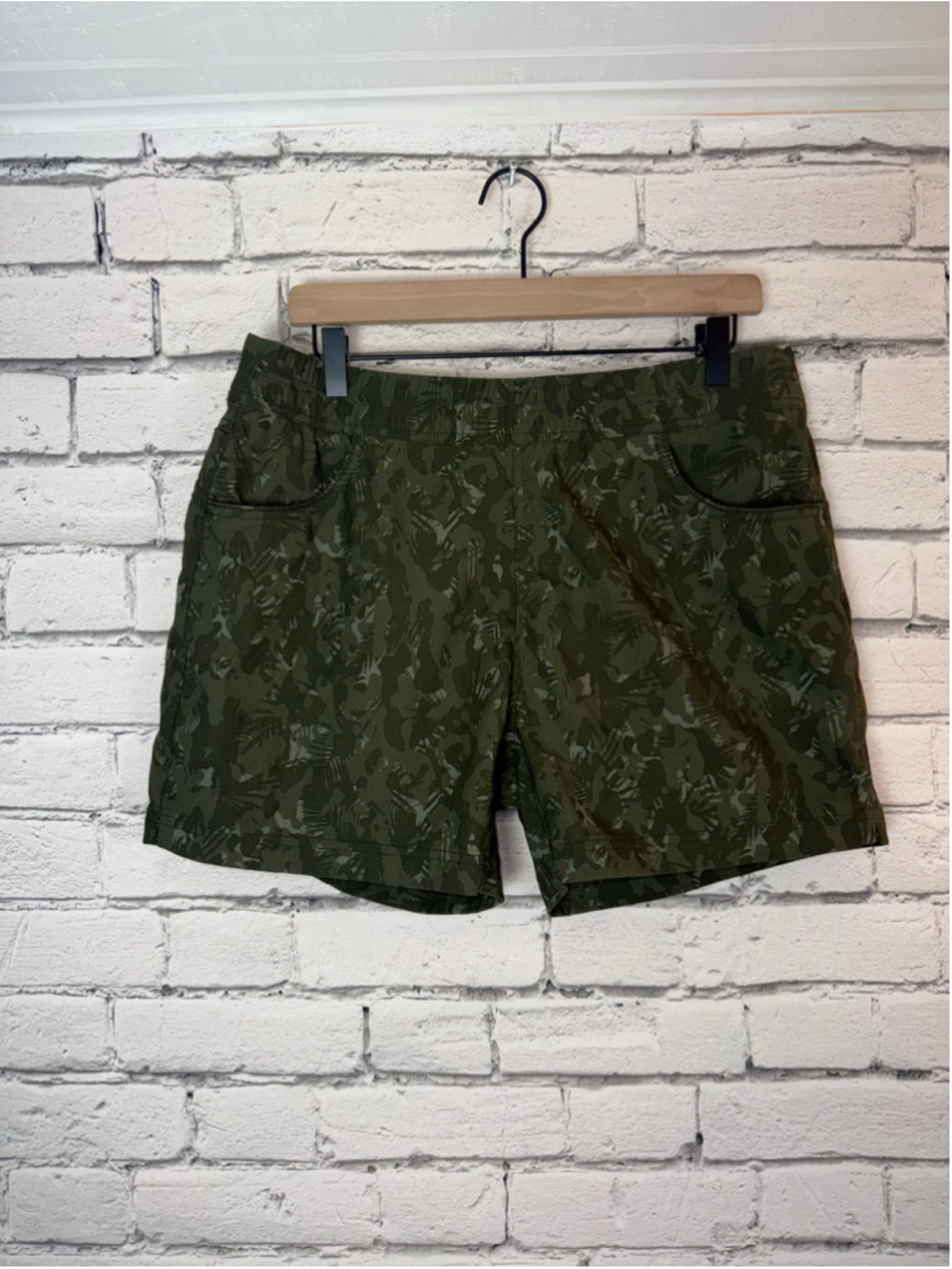 Women's Prana Camo Shorts size 14 Halle E-Waist Short II Green Hiking 5’ Inseam - Picture 4 of 15